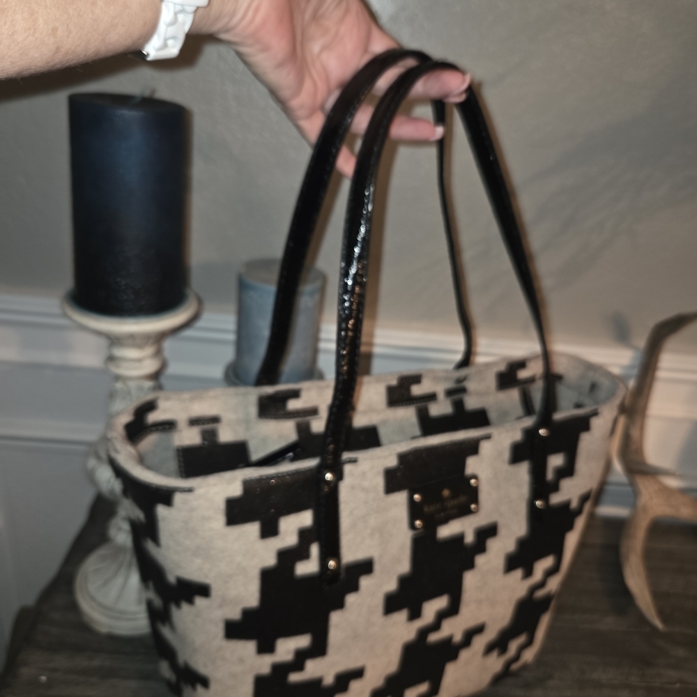 Kate Spade Limited Addition Black and Cream Tote with Storybook Pouch NWOT - Picture 2 of 11